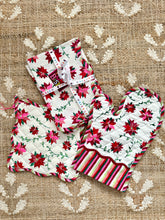 Load image into Gallery viewer, Poinsettia Tea Towels (s/2)