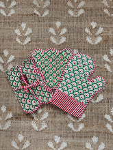Load image into Gallery viewer, Frostine Oven Mitt