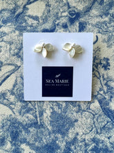 Load image into Gallery viewer, Natural Pearls Petals Stud Earrings