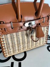 Load image into Gallery viewer, Straw &amp; Leather Picnic Bag
