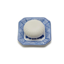 Load image into Gallery viewer, Blue Willow French Milled Soap with Porcelain Tray